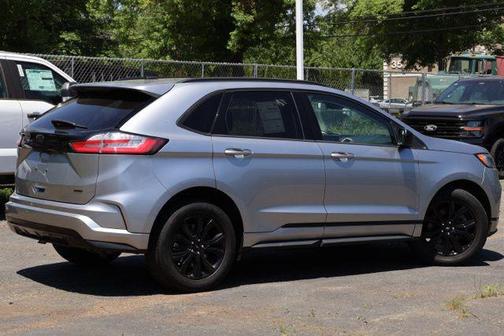 Silver Metallic 2022 Ford Edge SE