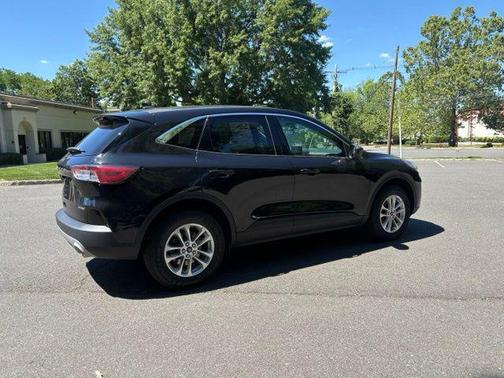Black Metallic 2022 Ford Escape SE
