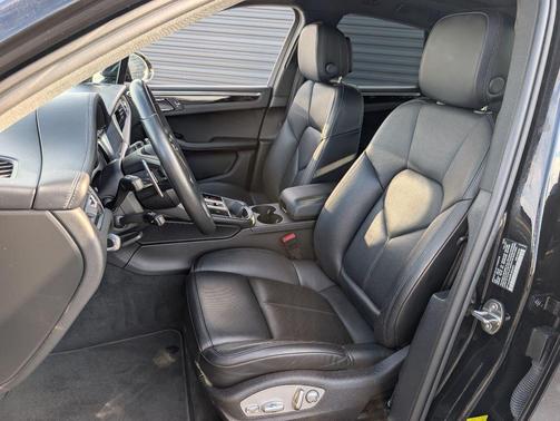 2024 Porsche Macan Base (PDK)