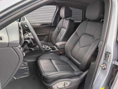 Dolomite 2026 Porsche Macan Macan