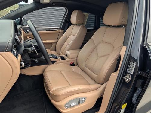 2022 Porsche Macan Base (PDK)