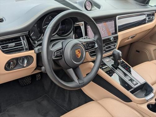 2022 Porsche Macan Base (PDK)
