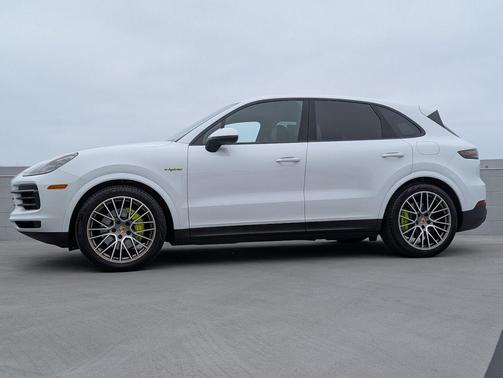 Carrara White Metallic 2023 Porsche Cayenne Cayenne E-Hybrid Platinum Edition