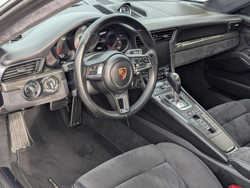 2018 Porsche 911 Carrera GTS
