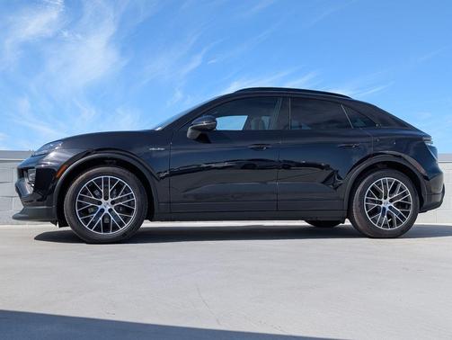 Jet Black Metallic 2025 Porsche Macan Macan Electric 4