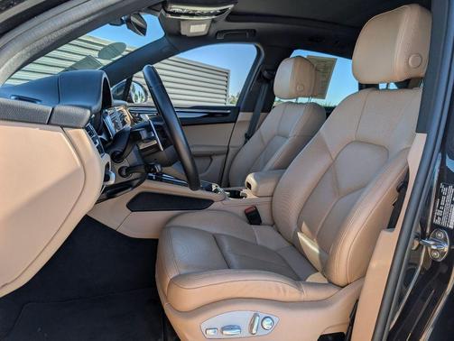 2024 Porsche Macan Base (PDK)