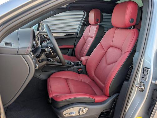 Dolomite 2026 Porsche Macan Macan