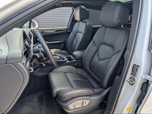 2023 Porsche Macan Base (PDK)