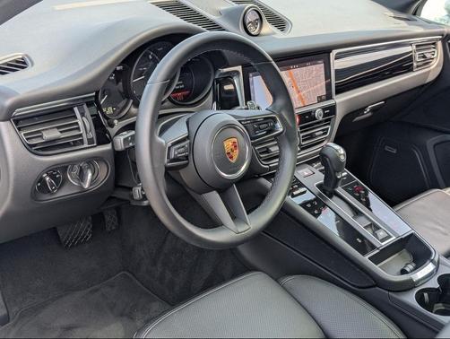 2023 Porsche Macan Base (PDK)