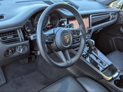 2022 Porsche Macan Base (PDK)