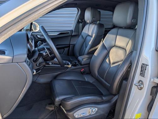 2022 Porsche Macan Base (PDK)