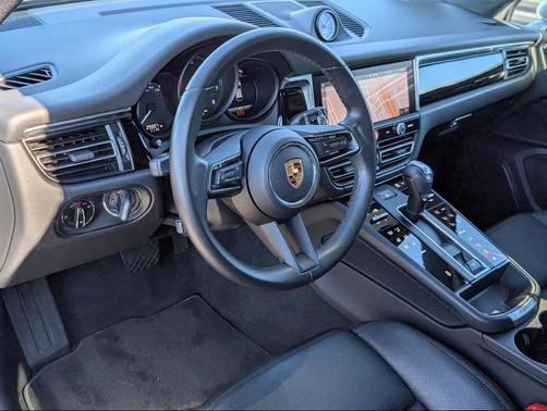 2023 Porsche Macan Base (PDK)