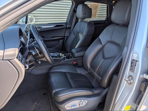 2023 Porsche Macan Base (PDK)