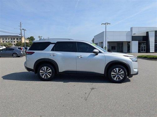 2022 Nissan Pathfinder SL