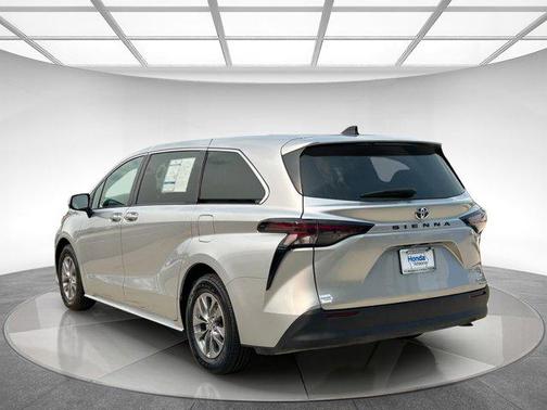 2023 Toyota Sienna LE
