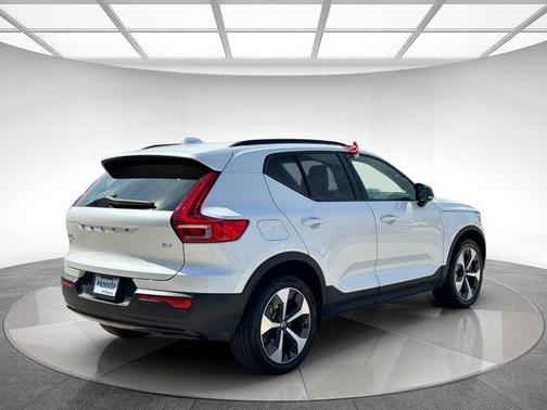 2023 Volvo XC40 B4 Ultimate Dark Theme