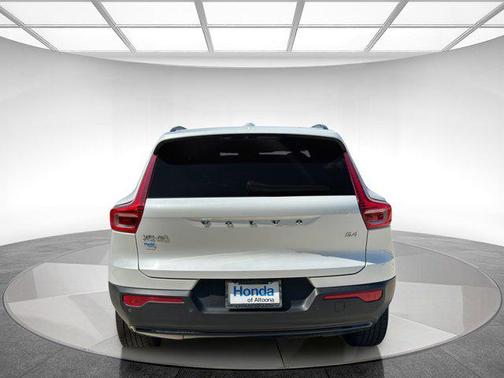 2023 Volvo XC40 B4 Ultimate Dark Theme