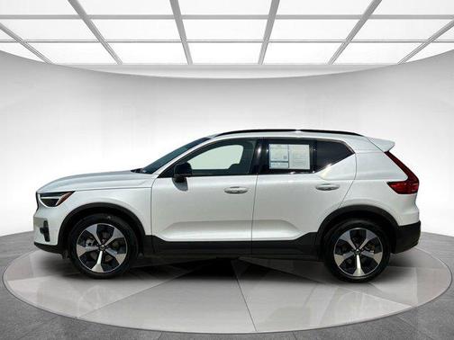 2023 Volvo XC40 B4 Ultimate Dark Theme