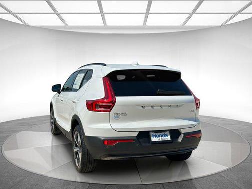 2023 Volvo XC40 B4 Ultimate Dark Theme