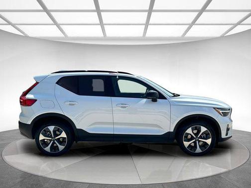 2023 Volvo XC40 B4 Ultimate Dark Theme