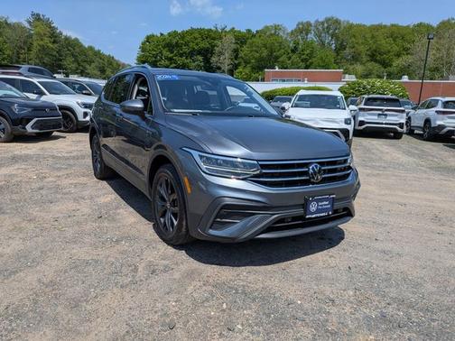 Platinum Gray Metallic 2024 Volkswagen Tiguan 2.0T SE