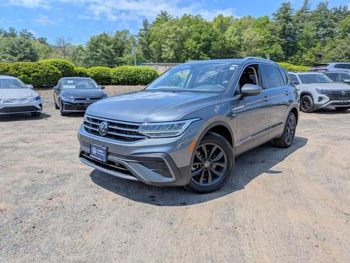 Platinum Gray Metallic 2024 Volkswagen Tiguan 2.0T SE
