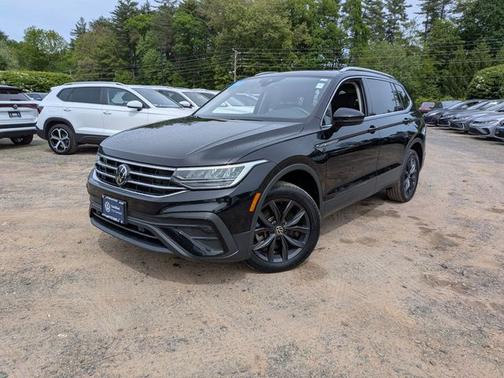 Deep Black Pearl Effect 2024 Volkswagen Tiguan 2.0T SE