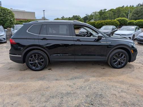 Deep Black Pearl Effect 2024 Volkswagen Tiguan 2.0T SE
