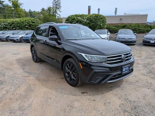 Deep Black Pearl Effect 2024 Volkswagen Tiguan 2.0T SE