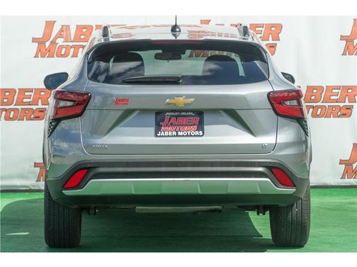 Sterling Gray Metallic 2025 Chevrolet Trax LT