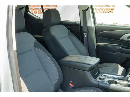 Silver Ice Metallic 2019 Chevrolet Traverse LT Cloth