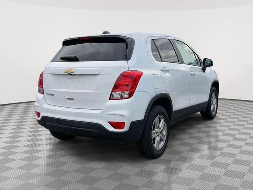 Summit White 2022 Chevrolet Trax LS