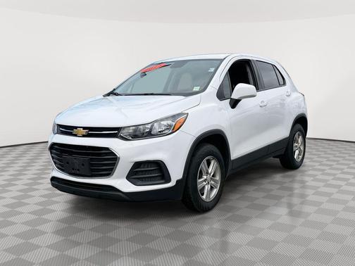 Summit White 2022 Chevrolet Trax LS