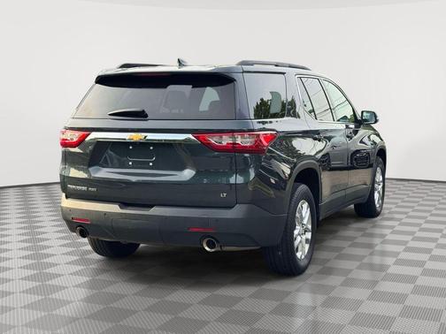 Graphite Metallic 2021 Chevrolet Traverse LT Leather