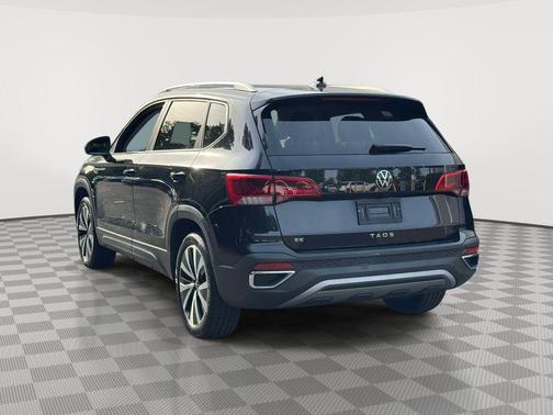 Deep Black Pearl Effect 2024 Volkswagen Taos 1.5T SE