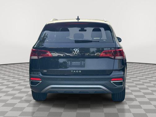Deep Black Pearl Effect 2024 Volkswagen Taos 1.5T SE