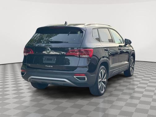 Deep Black Pearl Effect 2024 Volkswagen Taos 1.5T SE