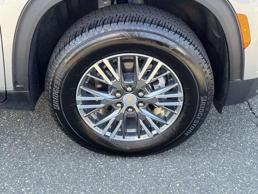 Sterling Gray Metallic 2026 Chevrolet Traverse LT