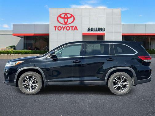 Midnight Black Metallic 2019 Toyota Highlander LE