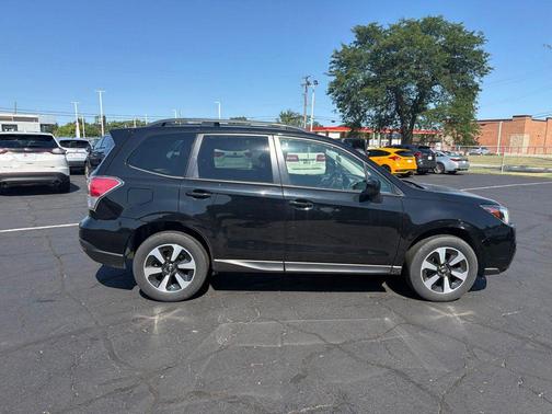Crystal Black Silica 2018 Subaru Forester 2.5i Premium