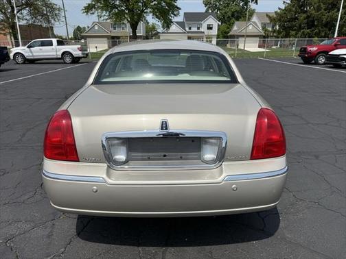 2004 Lincoln Town Car Signature