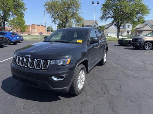 Diamond Black Crystal Pearlcoat 2020 Jeep Grand Cherokee Laredo