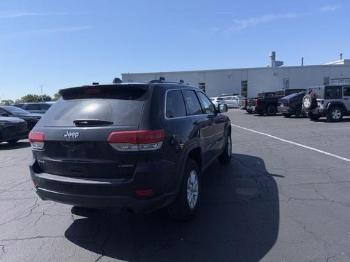 Diamond Black Crystal Pearlcoat 2020 Jeep Grand Cherokee Laredo