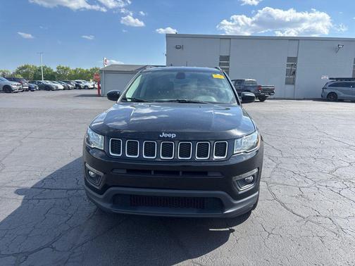 Diamond Black Crystal Pearlcoat 2018 Jeep Compass Latitude