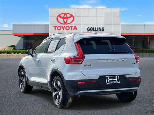 2025 Volvo XC40 B5 Plus Bright Theme