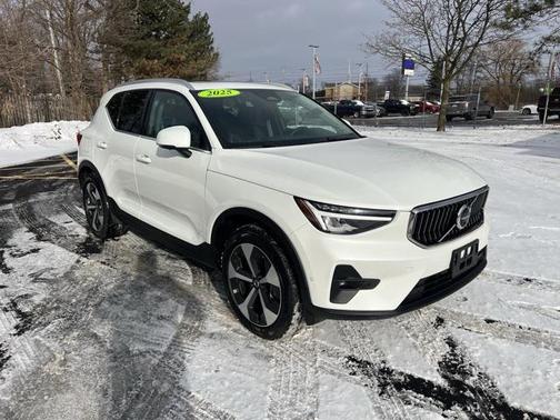 2025 Volvo XC40 B5 Plus Bright Theme