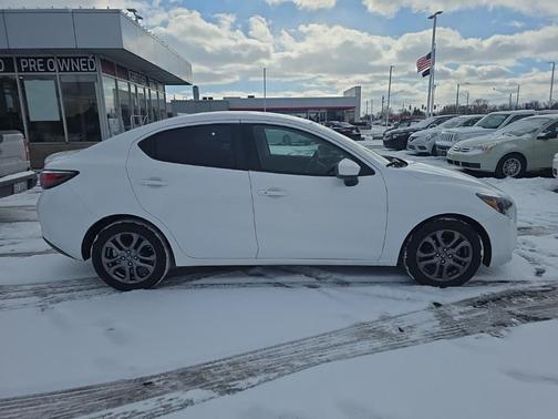 2019 Toyota Yaris Sedan LE