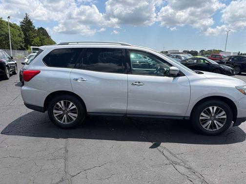 Brilliant Silver Metallic 2019 Nissan Pathfinder SL
