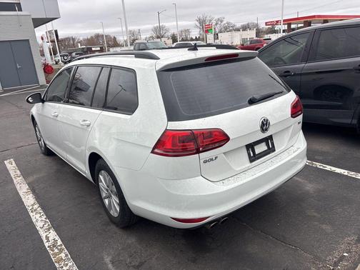 2016 Volkswagen Golf SportWagen TSI S 4-Door