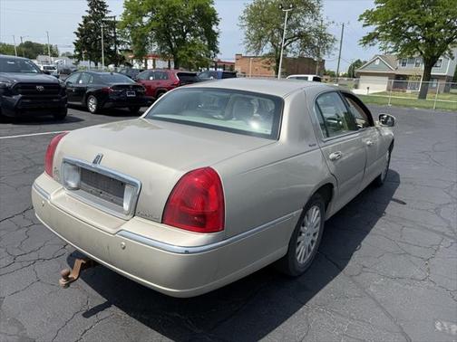 2005 Lincoln Town Car Signature